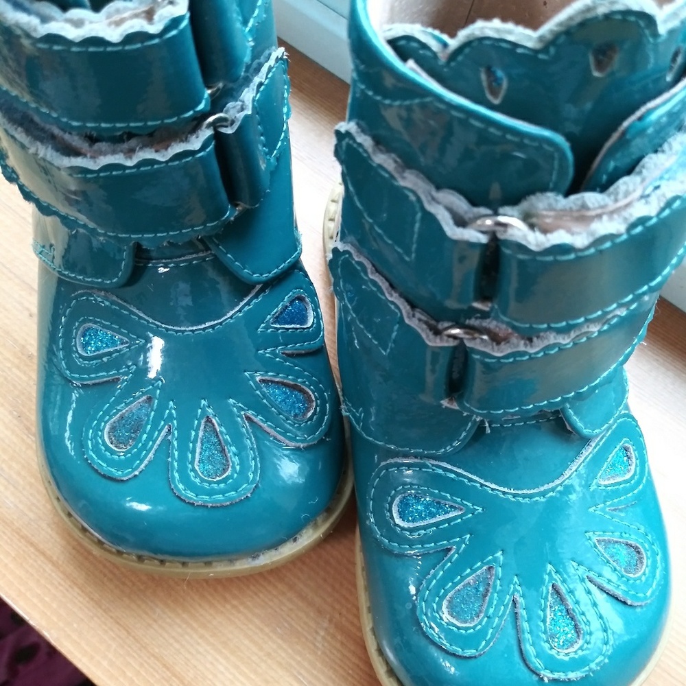 Livie and Luca size 7 petal boots